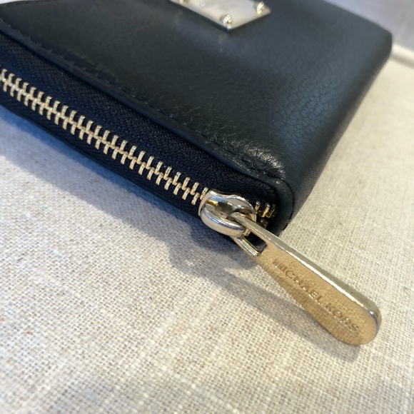 Michael Kors // Jet Set Zip-Around Black Wallet - Picture 4 of 7